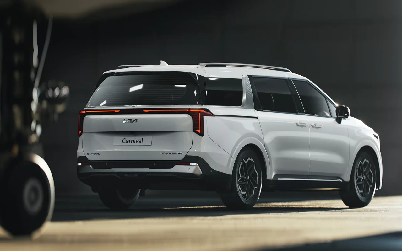 Kia Carnival, rear